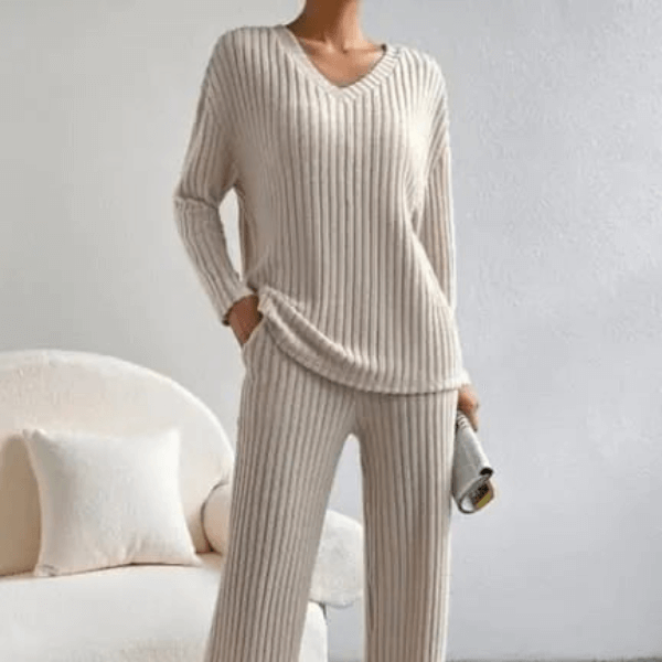 Casual 2-piece loungewear set, soft breathable fabric, relaxed fit, perfect for lounging or running errands with effortless style.