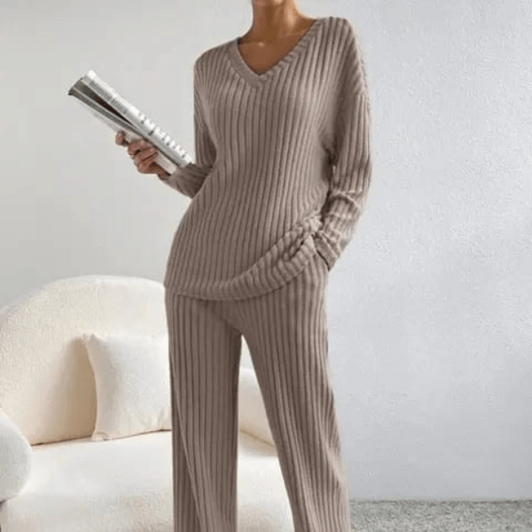 Casual 2-piece loungewear set, soft breathable fabric, relaxed fit, perfect for lounging or running errands with effortless style.