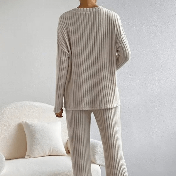 Casual 2-piece loungewear set, soft breathable fabric, relaxed fit, perfect for lounging or running errands with effortless style.